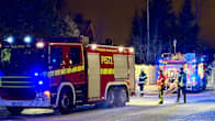 Paloautoja ja pelastajia aamuhämärässä. 