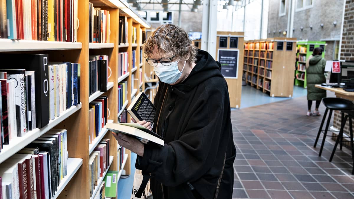 29. lokakuuta maskipakko ulotettiin Tanskassa myös julkisiin sisätiloihin. Aalborgin kirjastossakin niitä on nyt käytettävä.