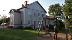 Lapsia Alvettulan koulun pihalla keinumassa