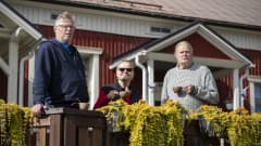 Jorma Kuiri, Sisko Väisänen ja Kari Lintula juovat kahvia Möhkön majatalon edessä.