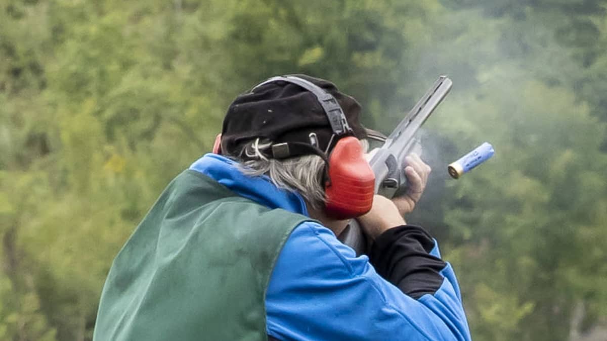 Mies ampuu haulikolla