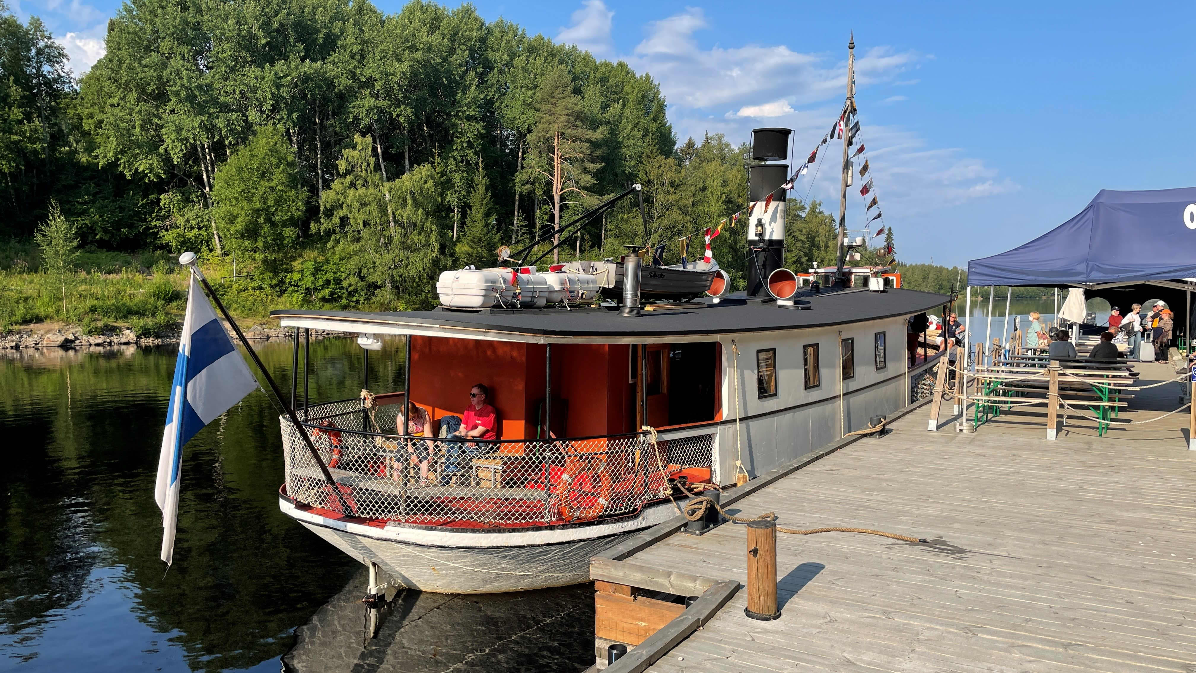 S/S Kouta odottaa matkustajia aluksen 100-vuotisristeilylle Kajaanin Kalkkisillalla.