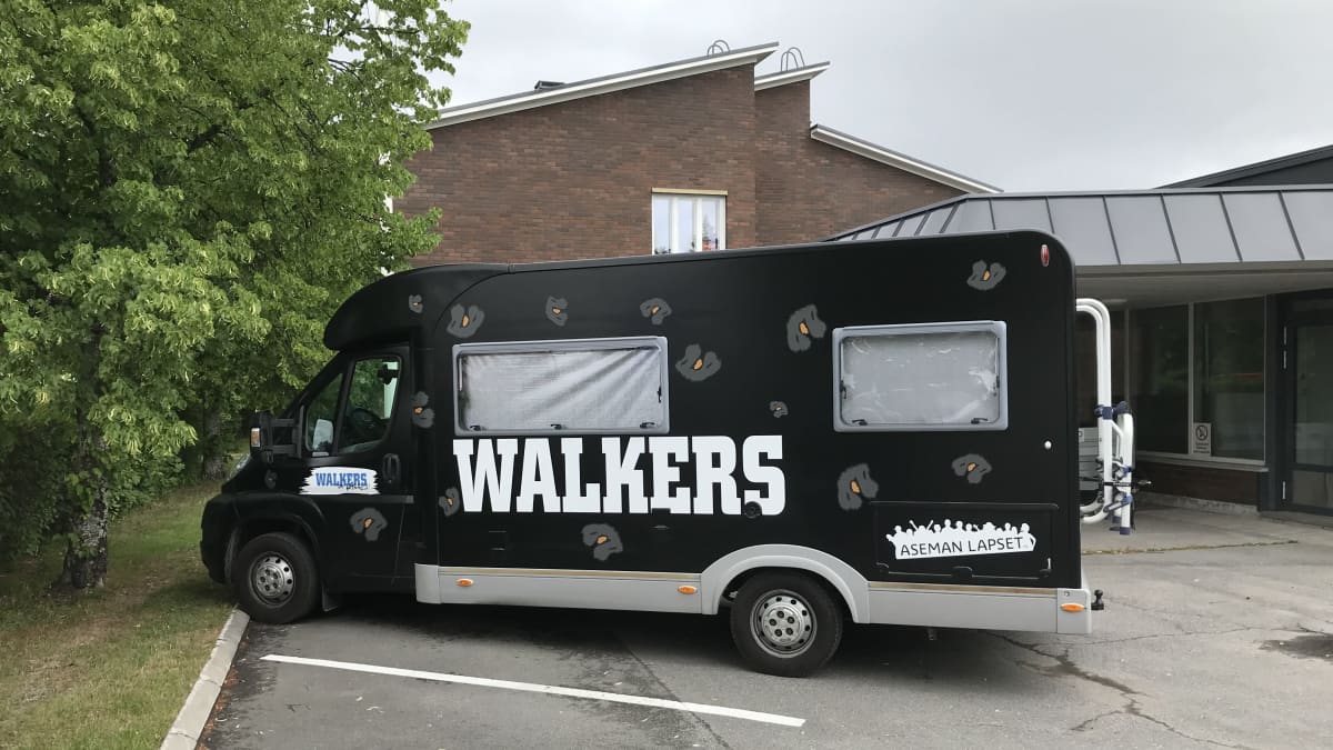 Walkers-nuorisotyöauto Kokkolassa nuorisokeskus Vingen parkkipaikalla.