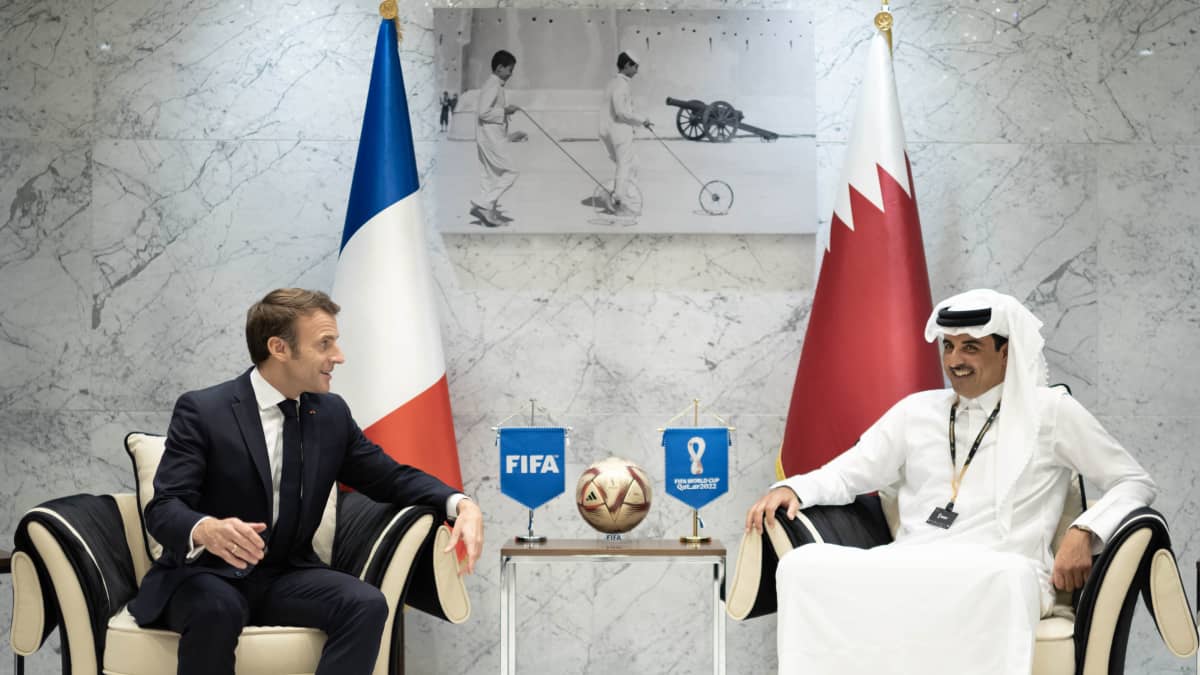Emmanuel Macron tapasi Tamim bin Hamad Al-Thanin.