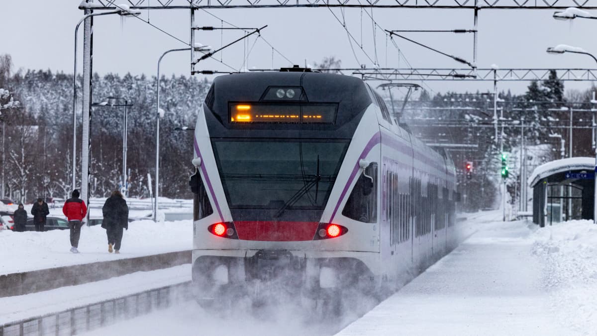 Juna Espoon keskuksesta kohti Helsinkiä.