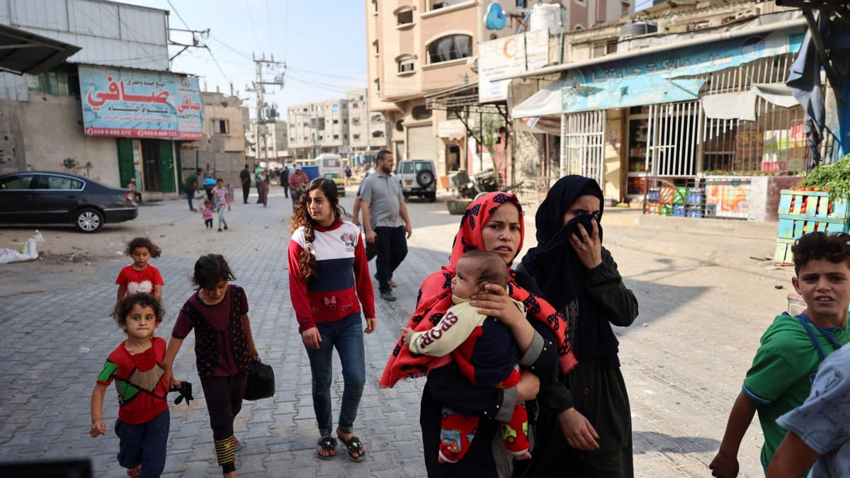 Palestiinalaiset siviilit kävelevät kadulla. 