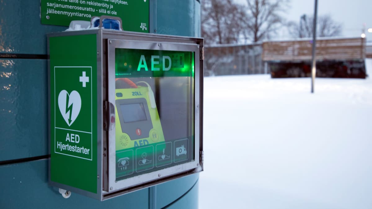 Tamperelaisessa puistossa sijaitseva efibrillaattori, jossa vilkkuu vihreitä valoja.