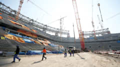 Työntekijöitä stadionin rakennustyömaalla.