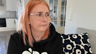 Virpi Pajuranta istuu kotinsa sohvalla unikko-paidassaan. 