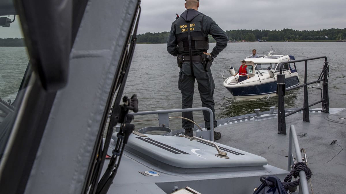 Merivartioston luutnantti Santeri Laitanen suorittamassa valvontaa