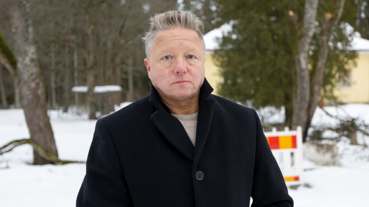 Lappeenrannan Lämpötalon toimitusjohtaja Vesa Venäläinen seisoo Imatran Ivon asuinalueella. 