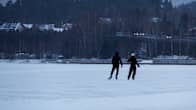 Anna Aulasmaa ja Onni Leinonen luistelemassa Jyväsjärven retkiluisteluradalla.