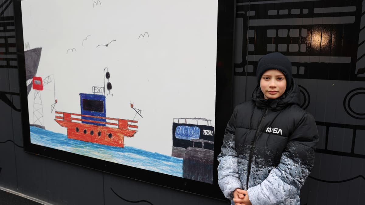 Topeliuksen koulun 4 B-luokan oppilas Reino Poutiainen seisoo Förin WC:n piirroskilpailun voittaneen teoksen edessä.