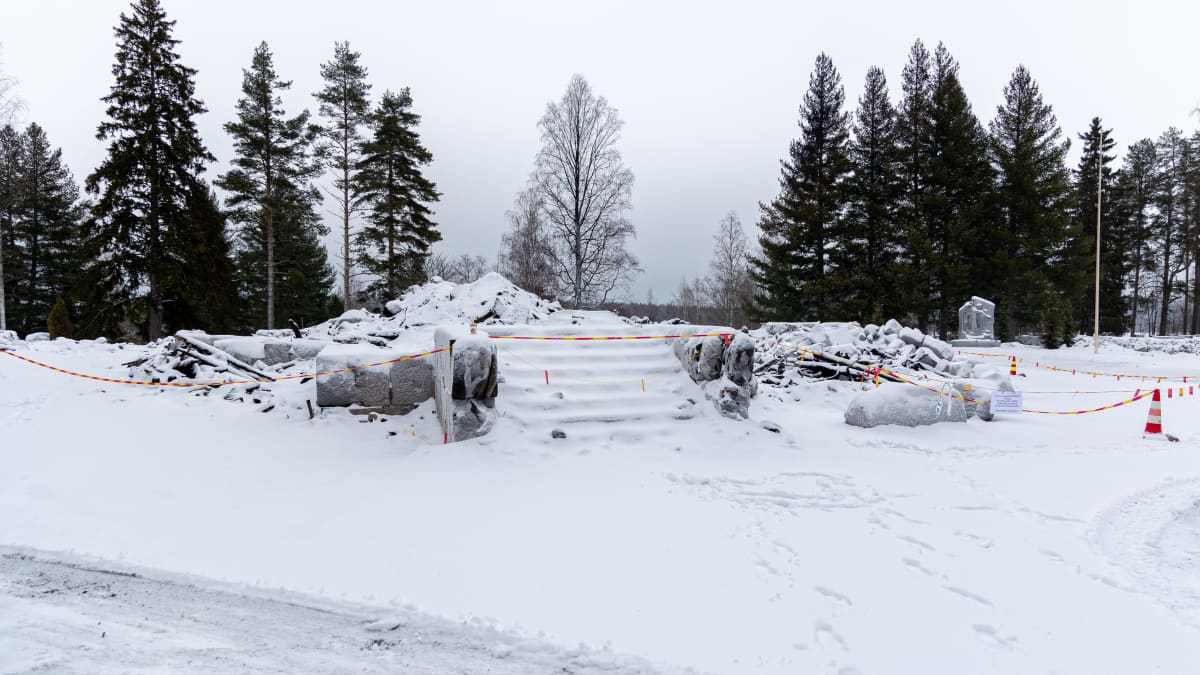  Palaneen Rautjärven kirkon raunioilla muutaman sentin lumipeite. 