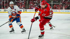 Sebastian Aho laukoo kiekkoa NHL:n pudotuspelien 1. kierroksella New York Islandersia vastaan.