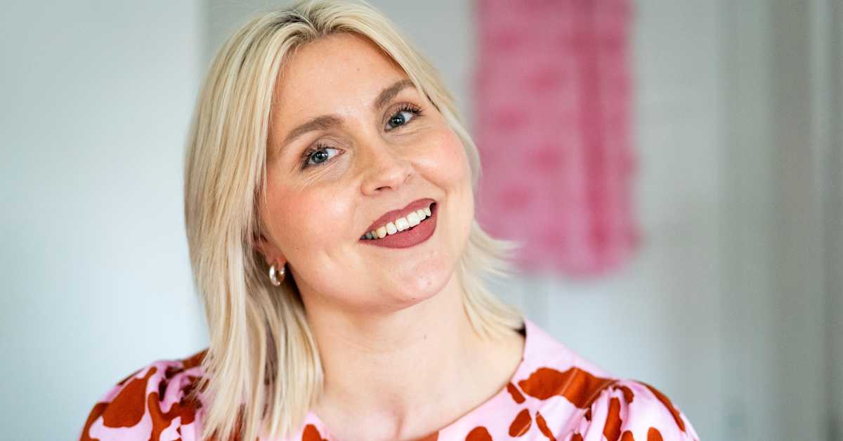 Essi Hellén näyttää, miten insuliinipumppu kulkee mukana vaatteissa