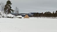 Luvaton matkailuyrityksen laavu jäällä Inarinjärvellä.