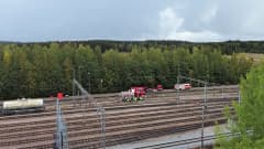 Ilmakuva Riihimäen ratapihalta, missä pelastuslaitoksen ajoneuvoja ja henkilökuntaa säiliöjunanvaunun lähistöllä.