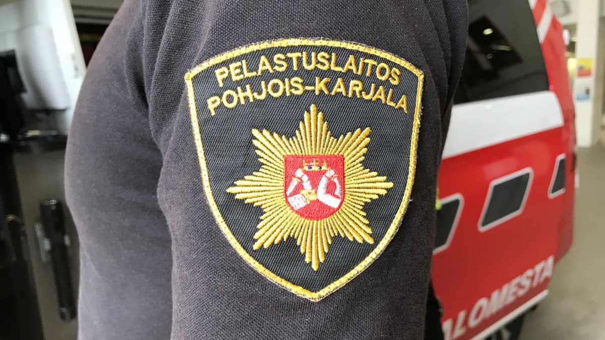 Pohjois-Karjalan pelastulaitoksen logo pelastuslaitoksen työntekijän t-paidan hihassa.