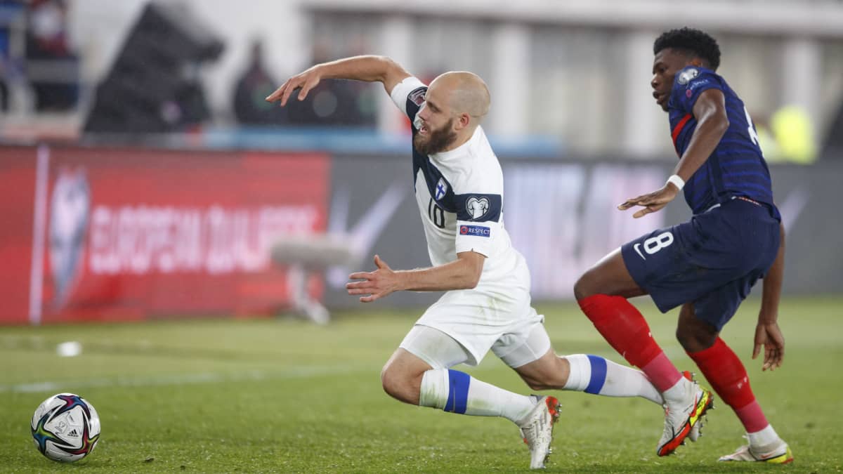 Teemu Pukki ja Aurélien Tchouameni kamppailemassa pallosta.