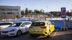 Autoja pysäköintialueella Espoonlahden urheilupuiston edessä. Kuvassa näkyvät autot ovat alueella, josta saa sakot.