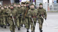 Viron armeija sotilaita marssimassa.