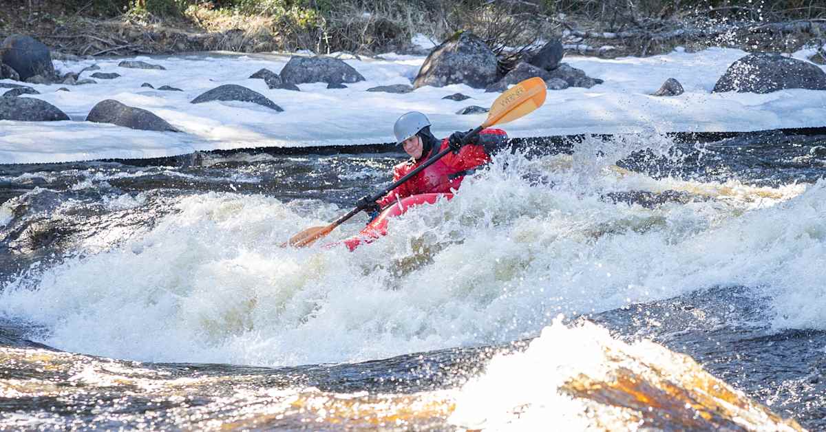 Veikka Viinisalo, 15, tekee huimia temppuja kajakilla – Lieksassa hän on turistinähtävyys