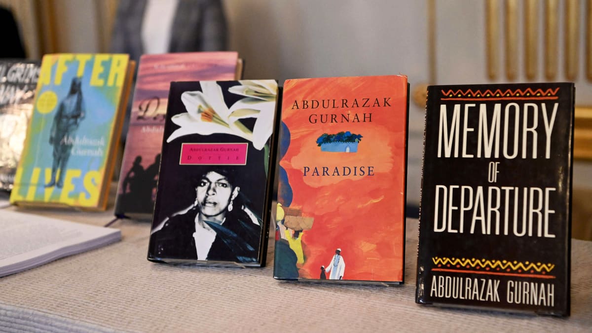 Nobel-voittaja Abdulrazak Gurnahin kirjoja pöydällä.
