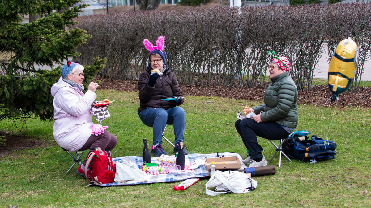Tamperelaiset Eva-Maija Kunnas (vas.), Raija Mäkelä ja Hannele Majamäki löysivät oivan piknikpaikan Sorsapuistosta. Tilaa oli myös mölkylle, mikadolle, kun tunkua puistossa ei muuten ollut.