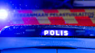 Poliisiauto hälytysajossa pimeässä talvisessa ympäristössä. Taustalla Pirkanmaan pelastuslaitoksen ajoneuvo.