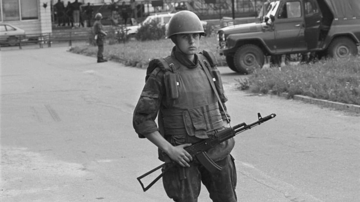 Neuvostoliittolainen laskuvarjojääkäri vartioi Viron tv-tornin aluetta elokuun 20. päivänä 1991