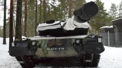 Leopard 2A6-mallin taistelupanssarivaunu odottaa lumisella tiellä käyttöönottoa.