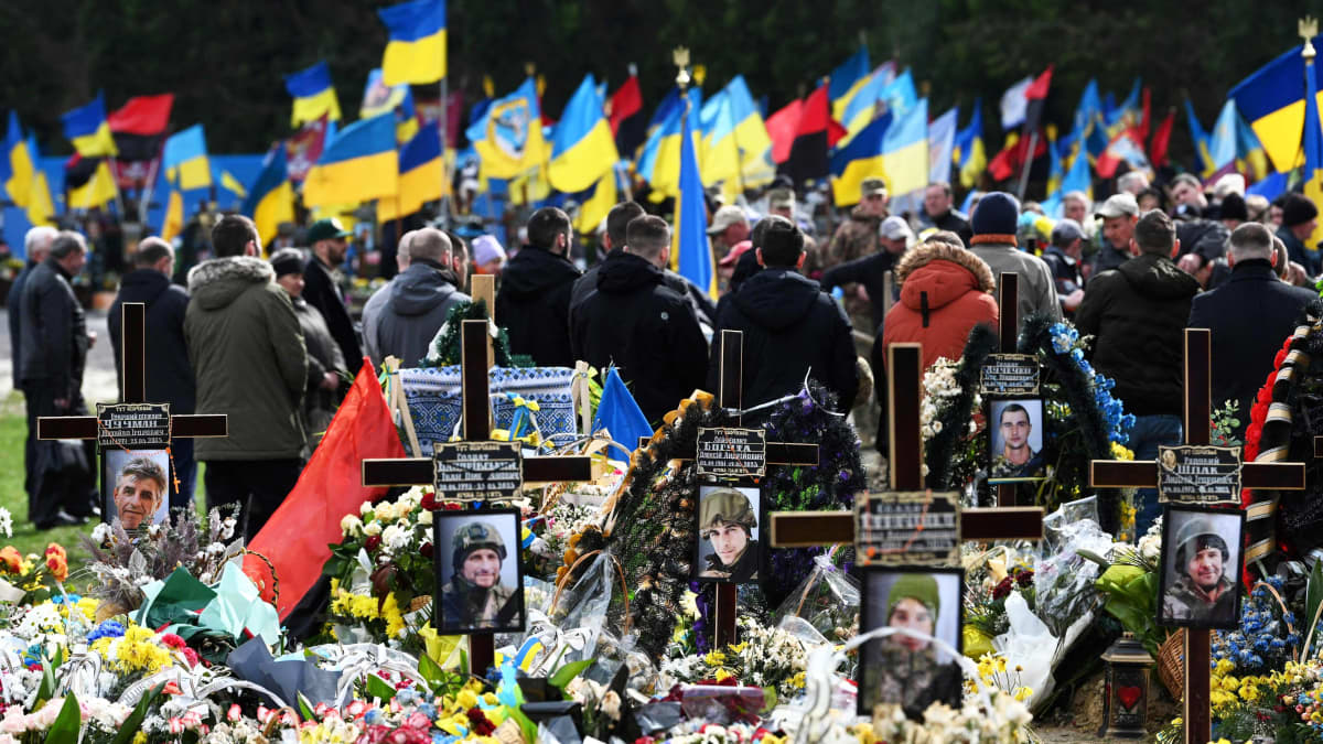 Ukrainalaissotilaan hautajaiset Lvivissä