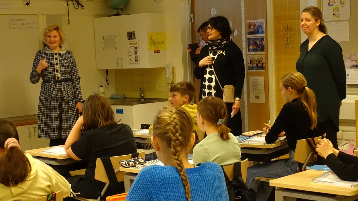 Ukrainan Suomen suurlähettiläs Olga Dibrova vieraili 23.3.23 Seinäjoella Kivistön alakoululla luokassa, jossa opiskelee myös ukrainalaislapsia.
