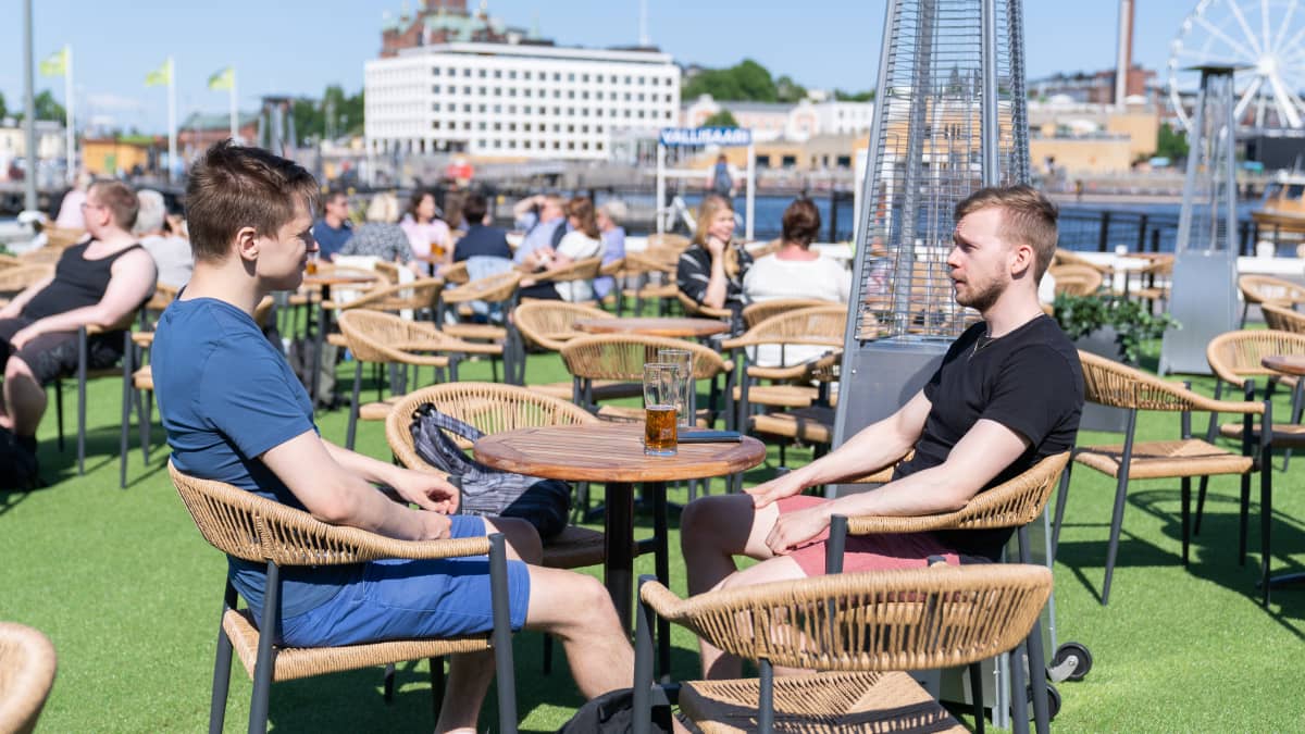 Tuomo Viitala ja Veeti Hakala nauttivat kesäpäivästä Helsingin kauppatorilla sijaitsevalla terassilla.