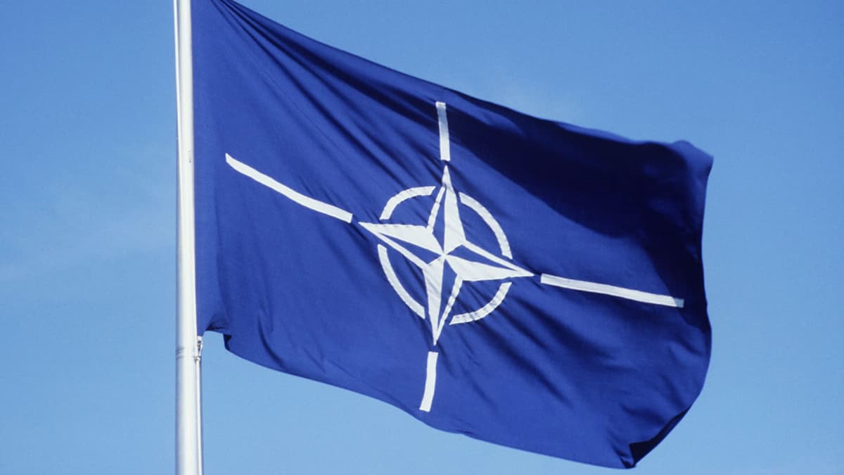 Sinivalkoinen Nato-lippu.