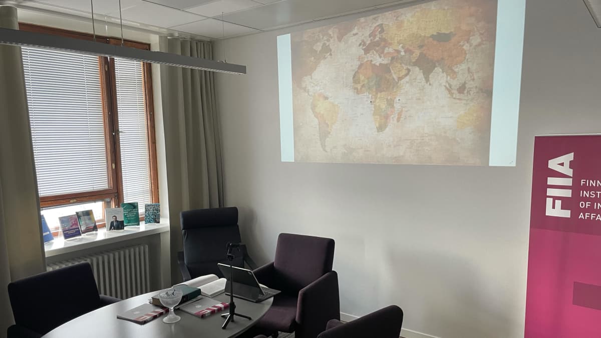 Mika Aaltolan työhuone Ulkpoliittisessa instituutissa. Kuvassa työpöytä ja kartta seinällä.