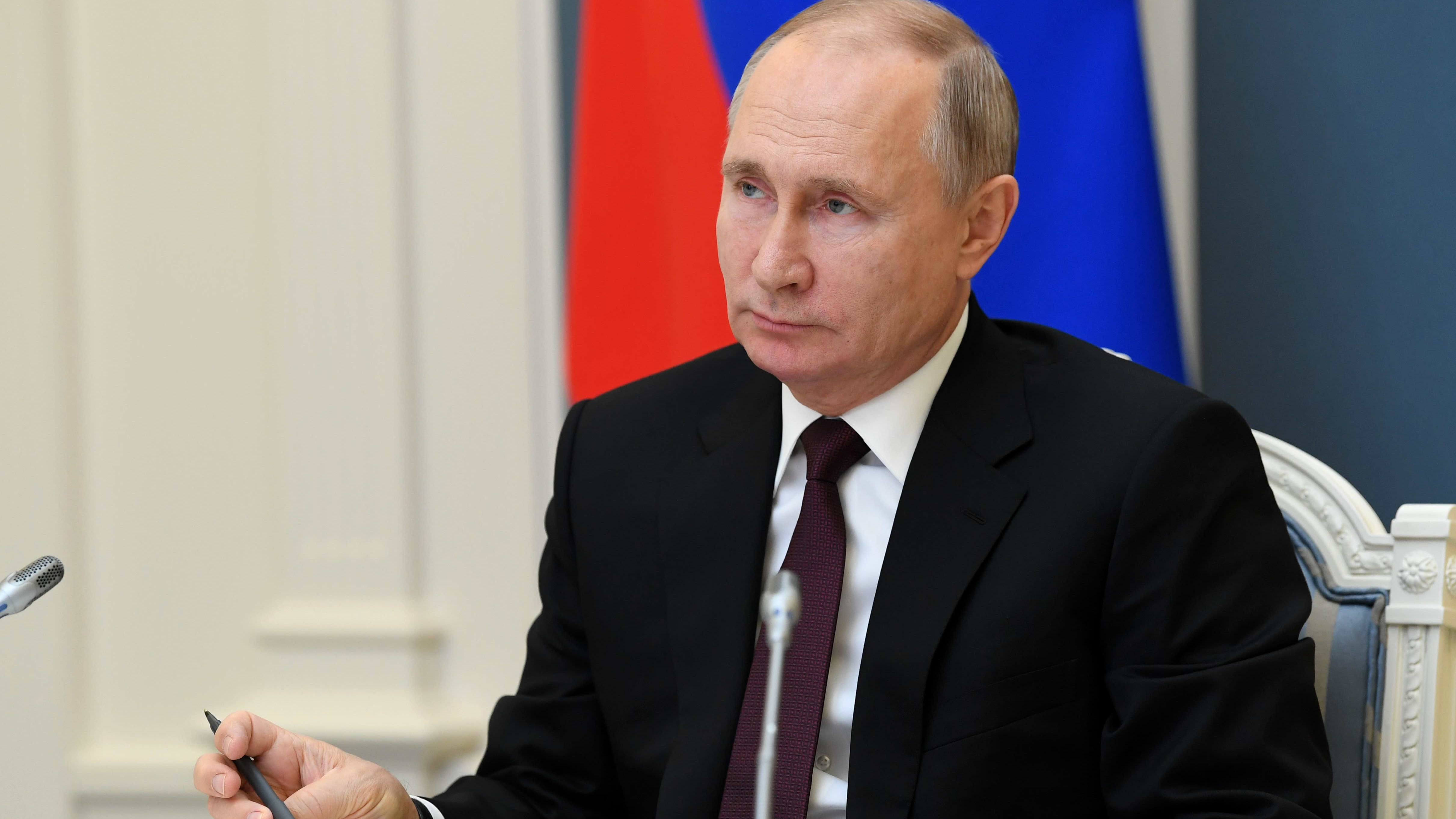 Venäjän presidentti Vladimir Putin kynä kädessään