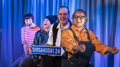 Neljä henkilöä, heidän edessään kyltti "Sorsakoski 24".