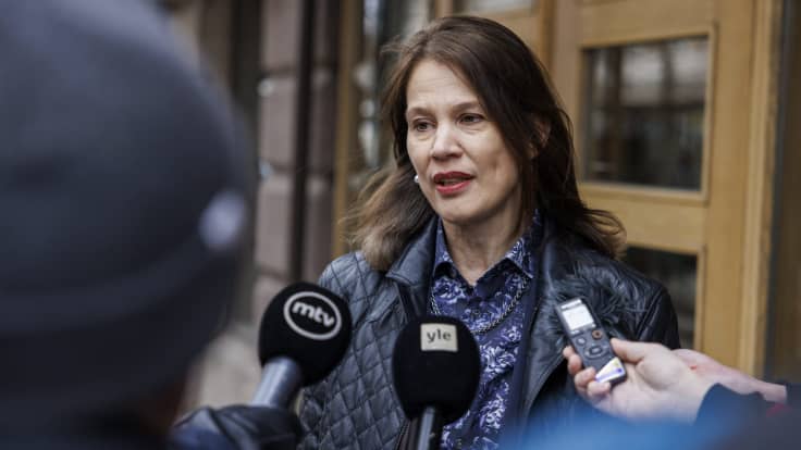 Sovittelulautakunnan puheenjohtaja, alivaltiosihteeri Elina Pylkkänen tiedotustilaisuudessa valtakunnansovittelijan toimiston edessä Helsingissä.