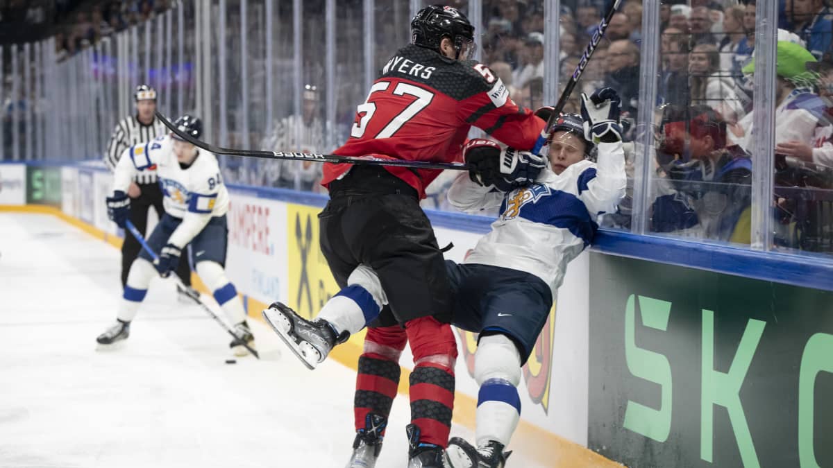 Tyler Myers taklasi Antti Suomelaa. 