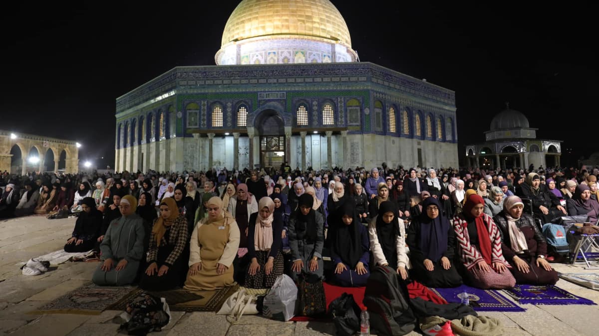 Palestiinalaismuslimit pitämässä rukoshetkeä al-Aqsan moskeijan edustalla lauantai-iltana.