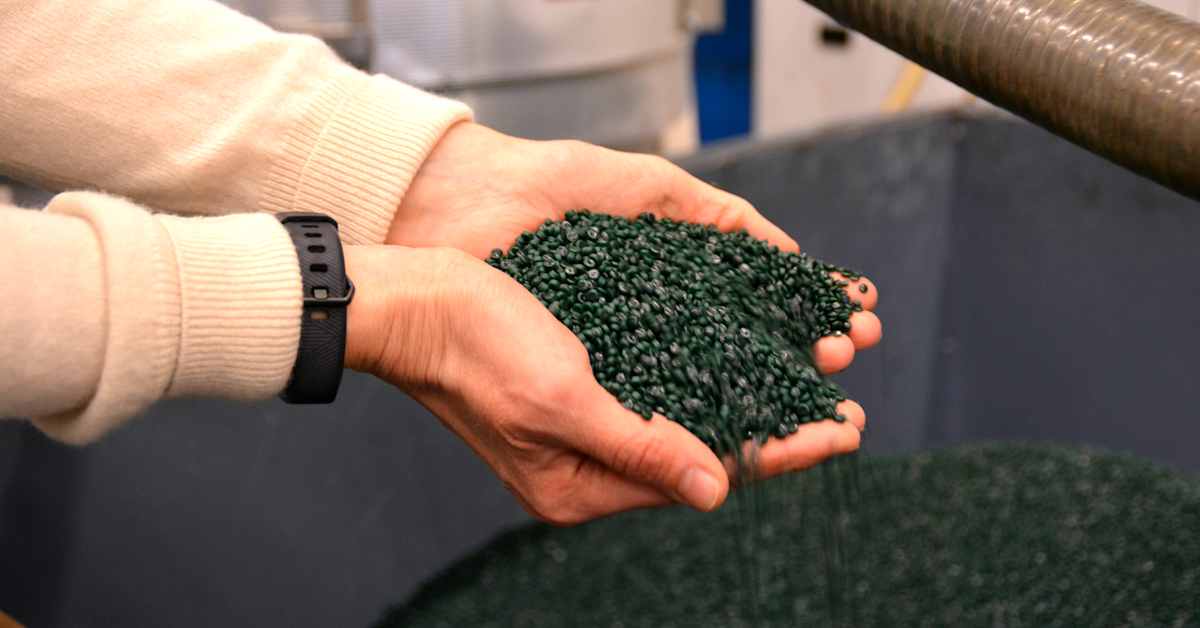 Klimattänk sätter press på plastindustrin - fabrik i Lojo gör plast av ...