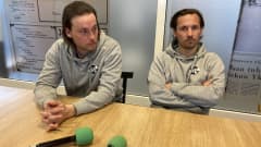 KPV:n valmentaja Christian Sund ja kapteeni Sebastian Mannström tiedotustilaisuudessa istumassa pöydän takana.