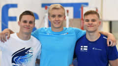 Gymnasterna Oskar Kirmes, Emil Soravuo och Robert Kirmes poserar tillsammans.