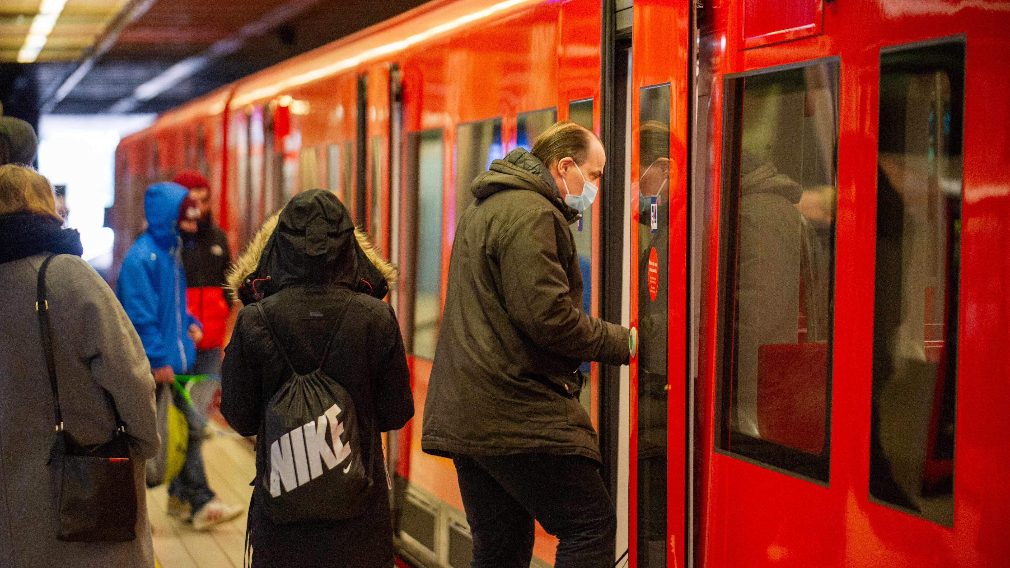Matkustajat Herttoniemen metroasella.25.3.2021.