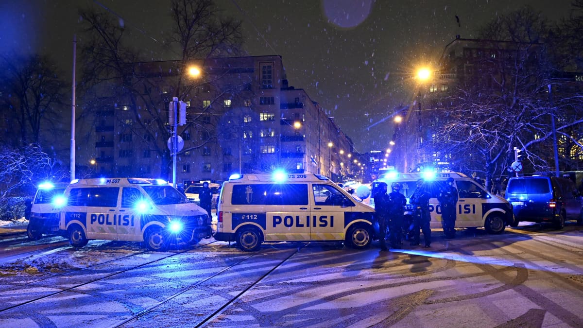 Poliisi pysäytti itsenäisyyspäivän Helsinki ilman natseja -kulkueen Runeberginkadulla 6. joulukuuta 2022 Helsingissä.
