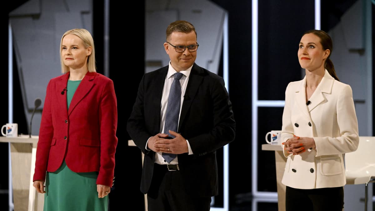 Vasemmalta, perussuomalaisten puheenjohtaja Riikka Purra, kokoomuksen puheenjohtaja Petteri Orpo ja SDP:n puheenjohtaja Sanna Marin.