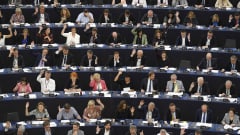Euroopan parlamentin kokous sali Strasbourgissa. Kokousedustajat äänestävät.