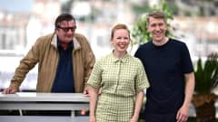 Ohjaaja Aki Kaurismäki, näyttelijät Alma Pöysti ja Jussi Vatanen Kuolleet Lehdet-elokuvan ensi-illassa Cannesin elokuvafestivaaleilla.